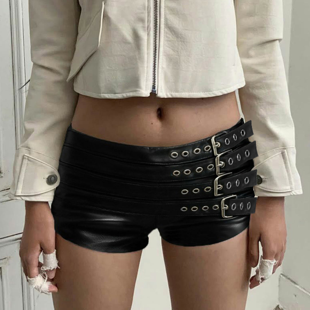 Dame kunstlær shorts med dekorative spenner og snøring detaljer Skjora