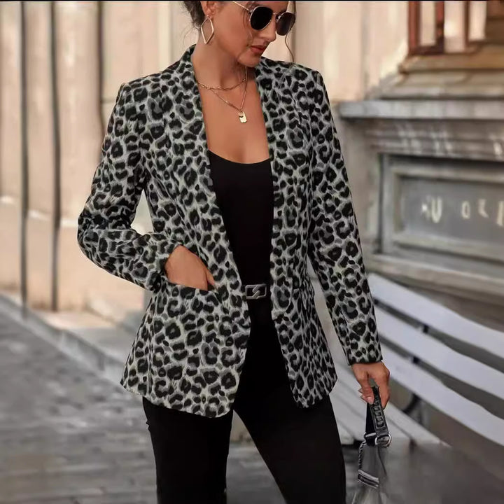 Dameblazer i trendy dyreprint med elegante slag og praktiske lommer