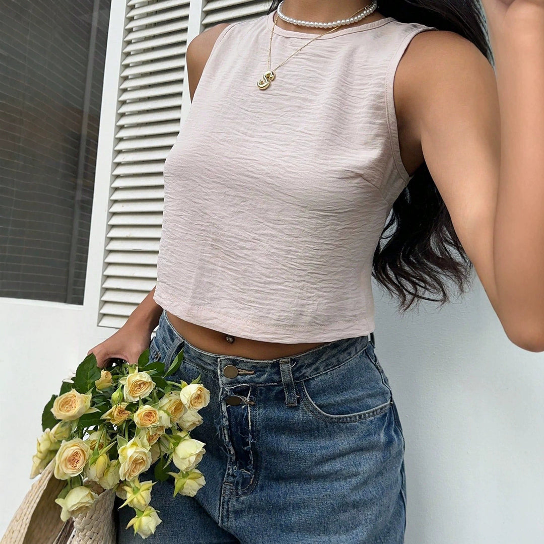 Dame Kort topp laget av lett jersey-materiale med feminin ruffling Skjora
