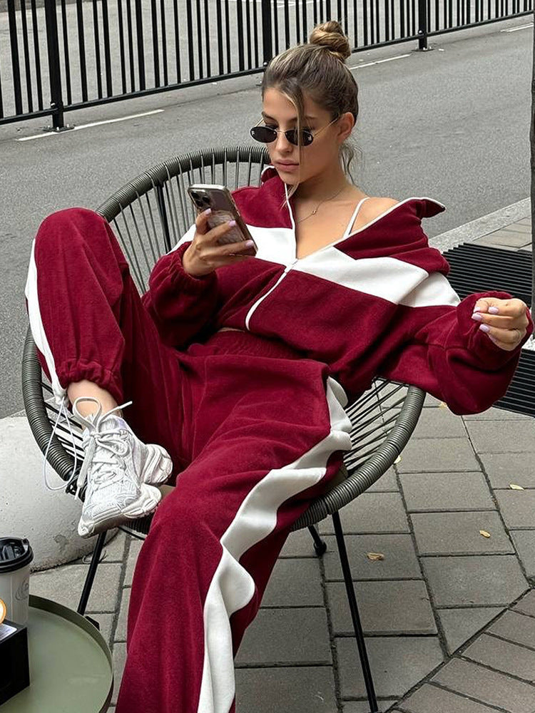 Kvinne Sporty Fløyels Treningsdress med Hette og Sidelinjer Skjora