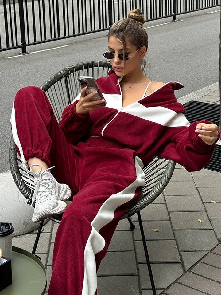 Kvinne Sporty Fløyels Treningsdress med Hette og Sidelinjer Skjora