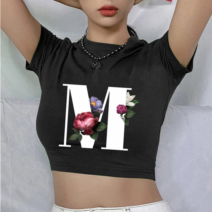 Dame cropped T-skjorte med blomstrede initialdesign Skjora