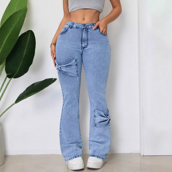 Kvinne flare jeans med dekorative sløyfer Skjora