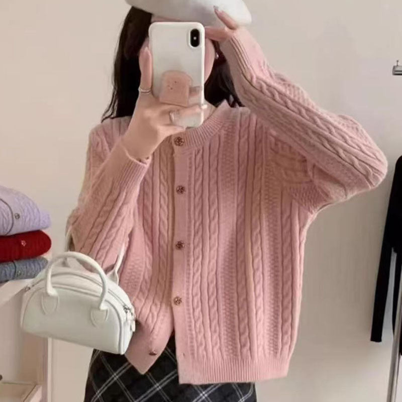 Damer elegant cardigan med kabelmønster og dekorative knapper Skjora