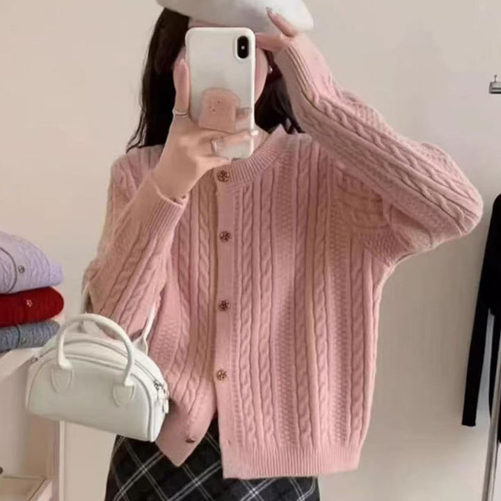 Damer elegant cardigan med kabelmønster og dekorative knapper Skjora
