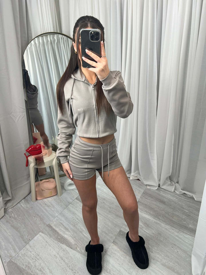 Kvinnors sportiga crop top och shorts set Skjora