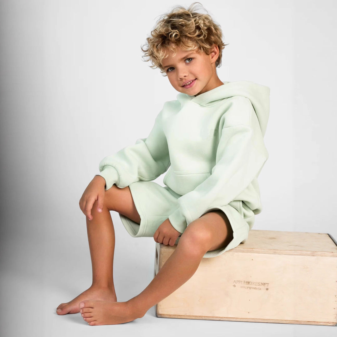 Kvinnelig sporty kortermet sett med hette og komfortable shorts Skjora