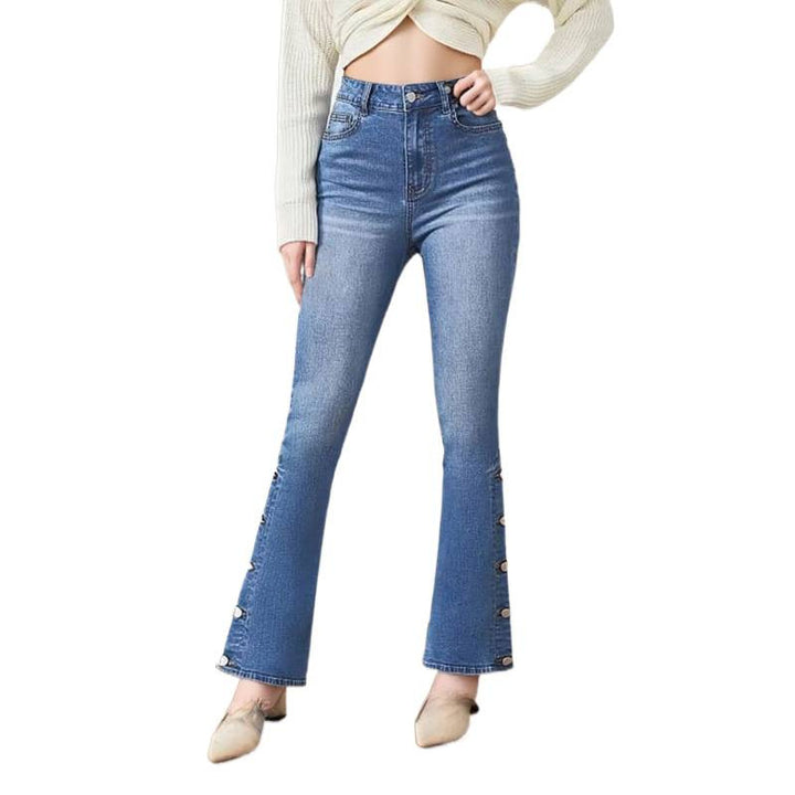 Dame Bootcut Jeans med dekorative knappedetaljer Skjora