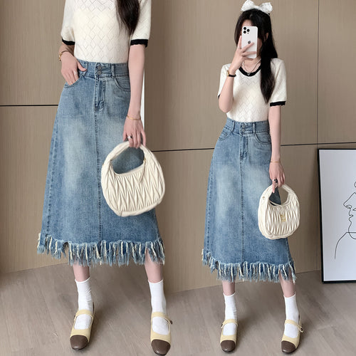 Kvinnens denim midi skjørt med frynset kant Skjora