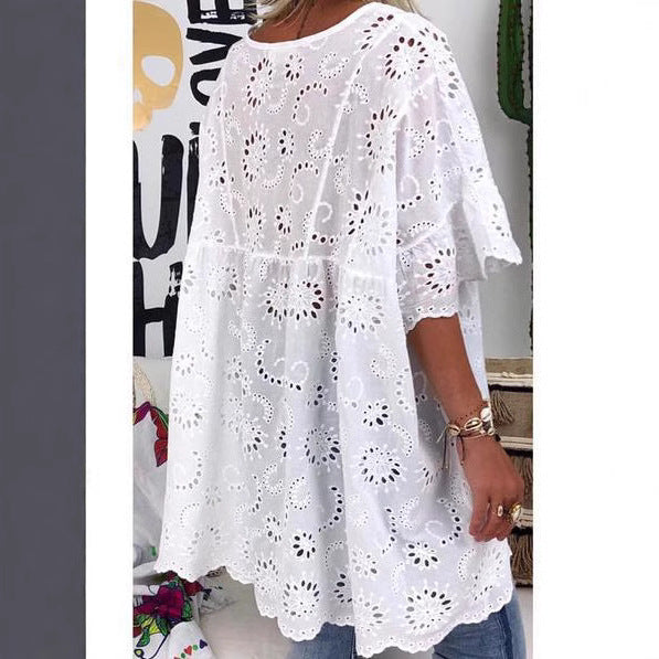 Damebluse med blomsterbroderier og vide ermer Skjora