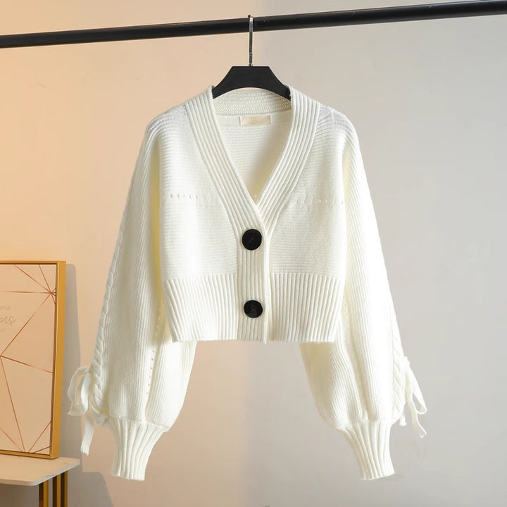 Kvinnes fashionable cardigan med voluminøse ermer og knappdetaljer Skjora