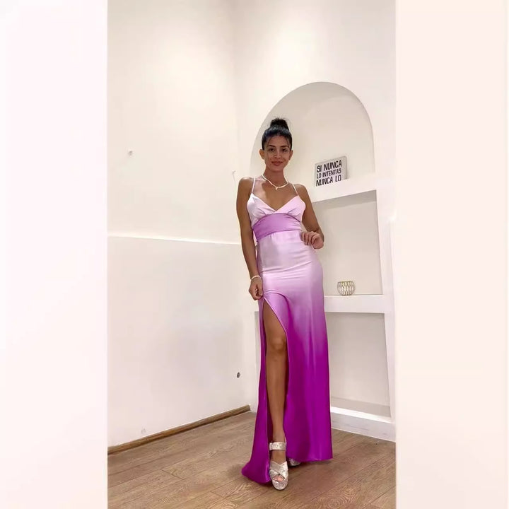 Kvinnens elegante maxi kjole med dyp splitt og glitrende sateng topp