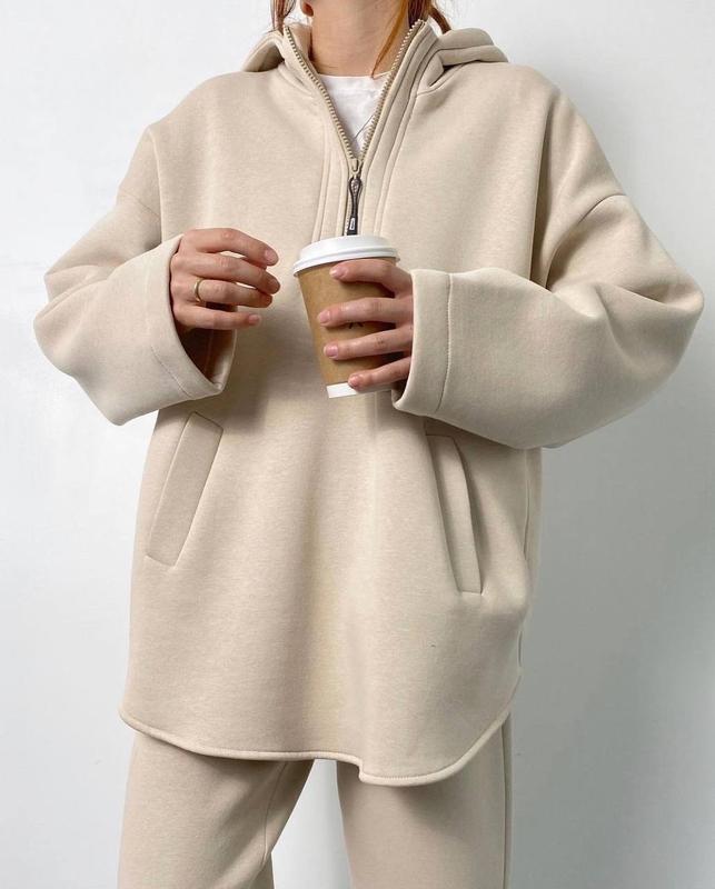 Kvinnelig oversized fleece treningsdrakt med høy krage og glidelås Skjora