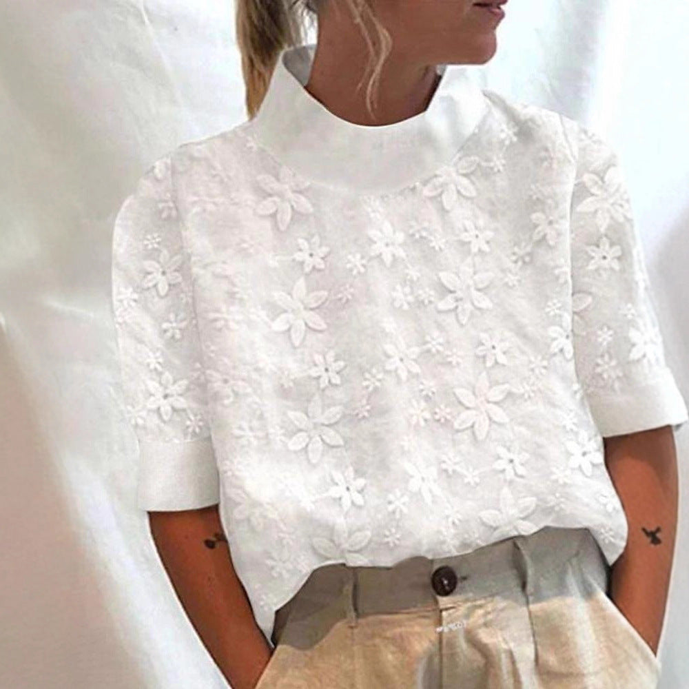 Kvinnebluse med blomstermønster og kort snitt Skjora
