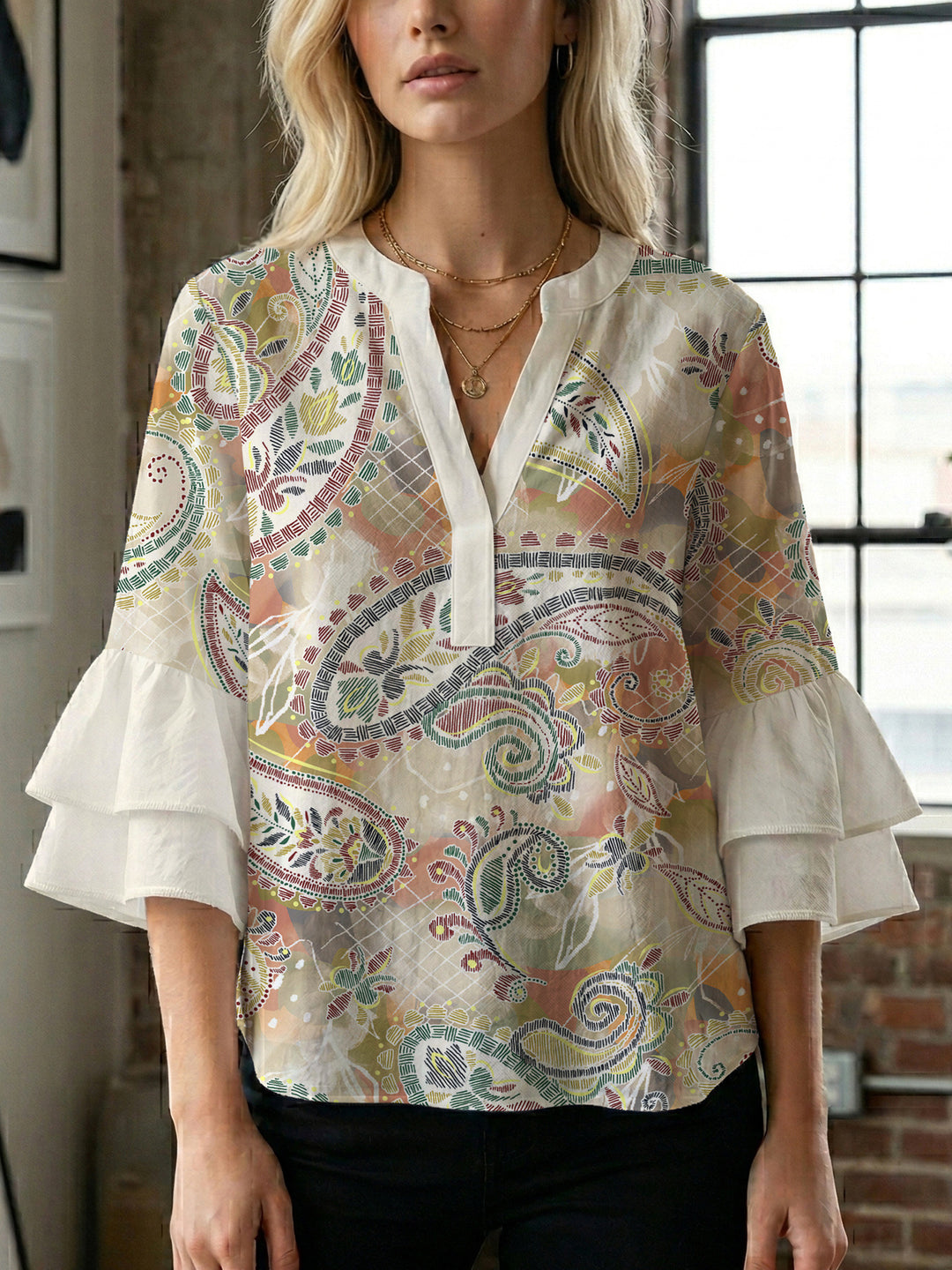 Damebluse med voluminøse puffermer og kreativt blomstermønster Skjora