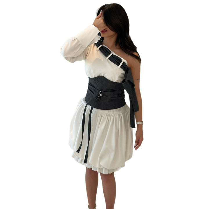 Kvinnens Off-Shoulder Kjole med Innovativ Midje Bodice og Voluminøs Skjørt