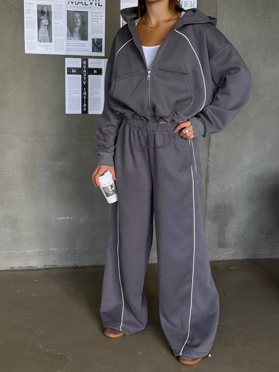 Kvinnesporty lounge sett med hettegenser og vide bukser Skjora