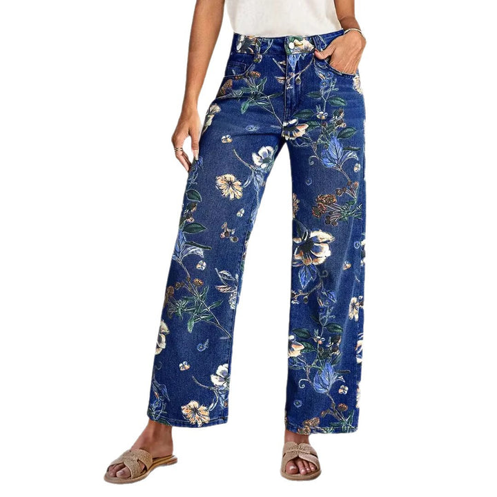 Kvinne vid skjæring jeans med blomstermønster og høy midje