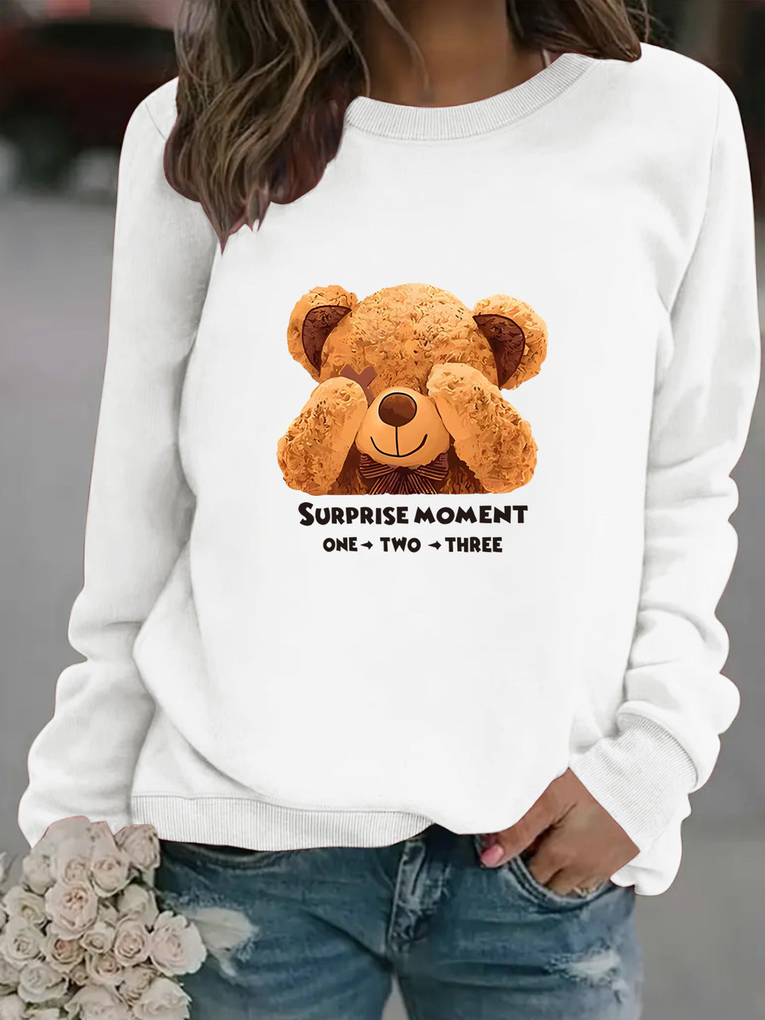 Kvinne sweatshirt med søtt bjørnedesign og moderne tekst Skjora
