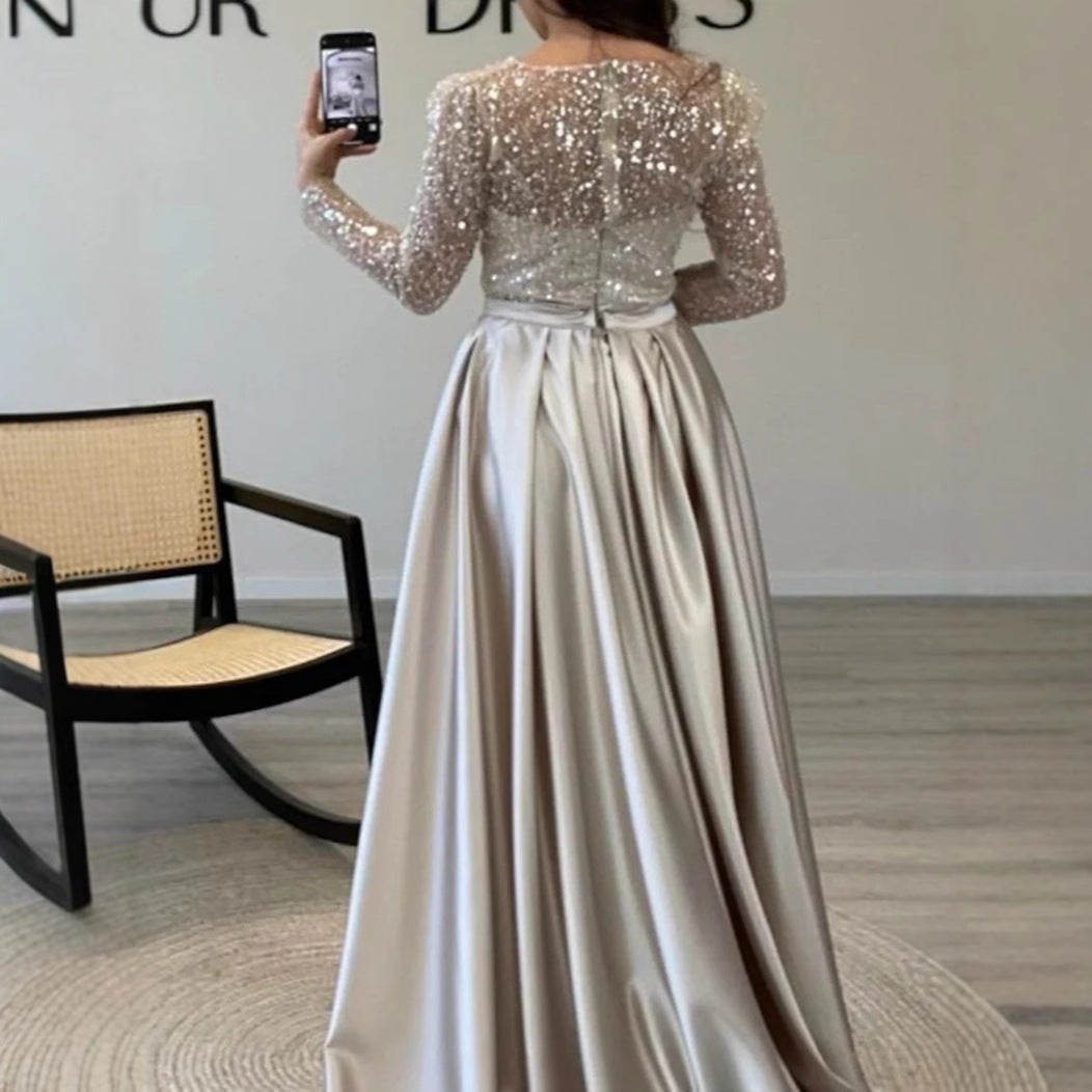Kvinnelig Elegant Kveldskjole med Glitterdetaljer og Flytende Stoff