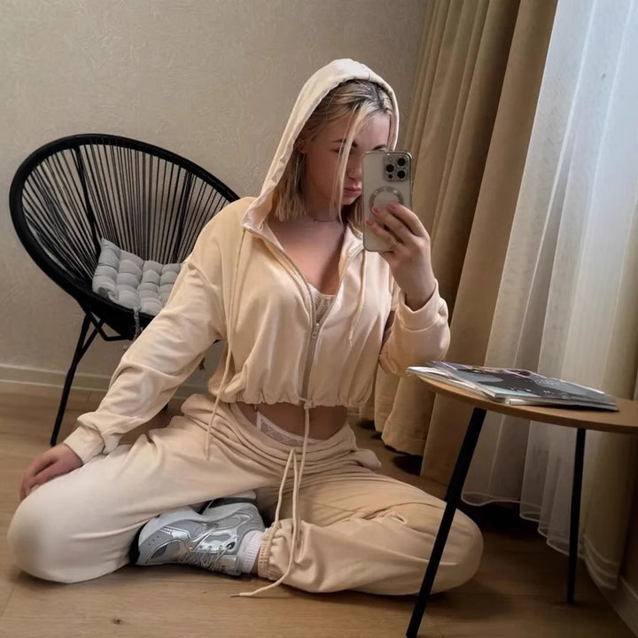 Women's Short Hoodie and Loose Joggers in Relaxed Fleece Design Skjora