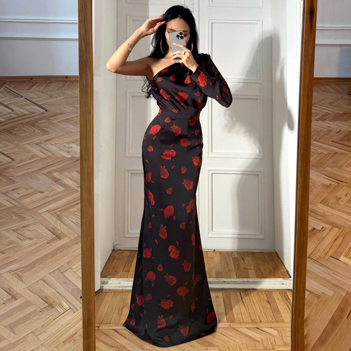 Kvinne maxi kjole med asymmetrisk design og elegant blomstermønster
