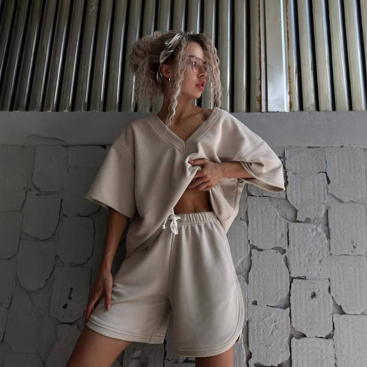 Kvinne casual sportsett med oversized topp og komfortable shorts