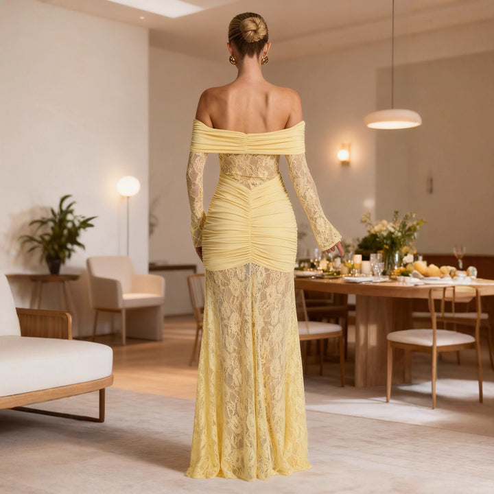 Kvinne Elegant Blonde Kvelds kjole med Off-the-Shoulder Silhuett og Raffinerte Volanger Detaljer