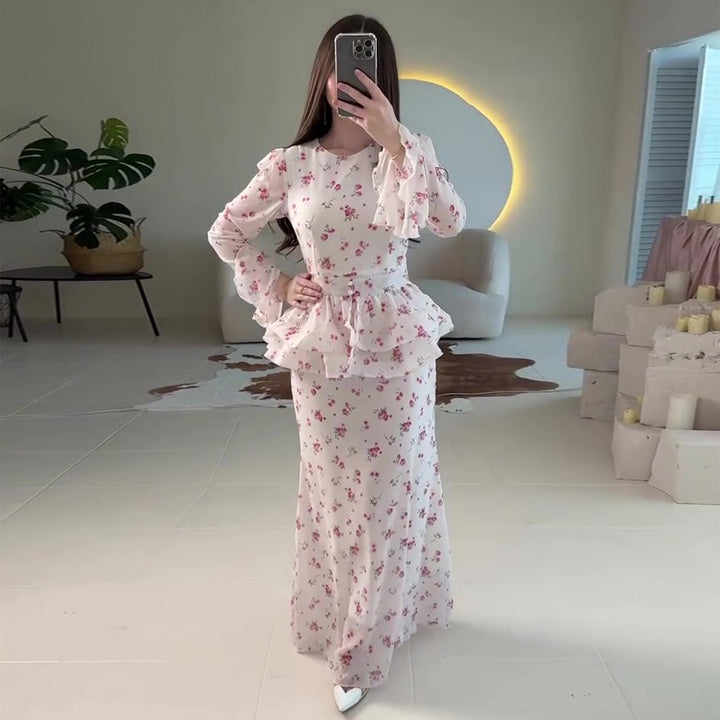 Kvinne maxi kjole med voluminøs peplum og blomsterdetaljer