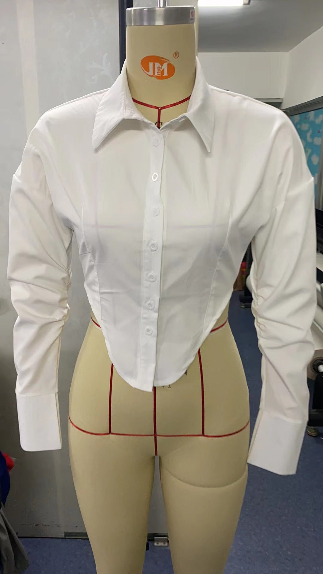 Dame moderne bluse med elegant innsnørt snitt og klassisk krage Skjora