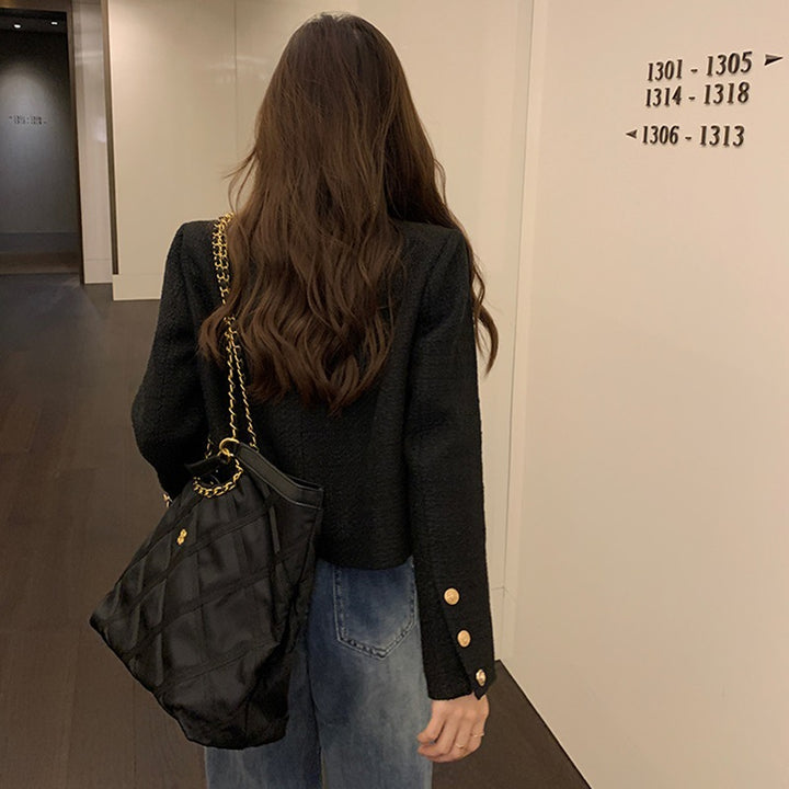 Kvinnes kort blazer med elegante gullknapper og moderne snitt