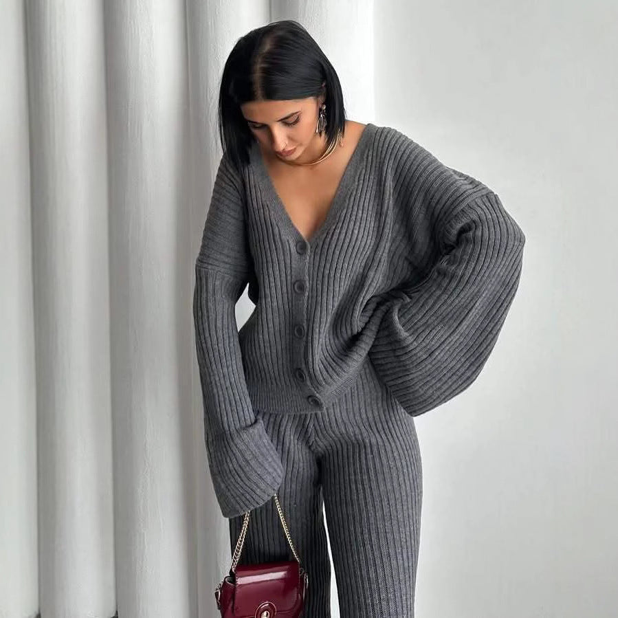 Kvinner elegant strikkeensemble med bred passform og knappdetaljer Skjora