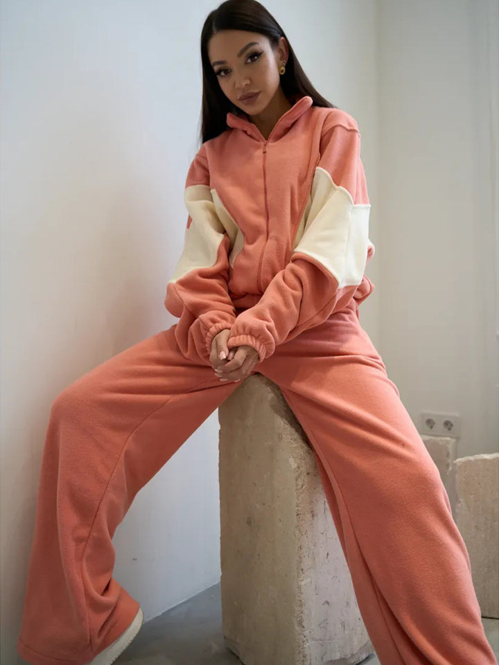 Damer avslappet fleece drakt med sporty passform og store lommer Skjora