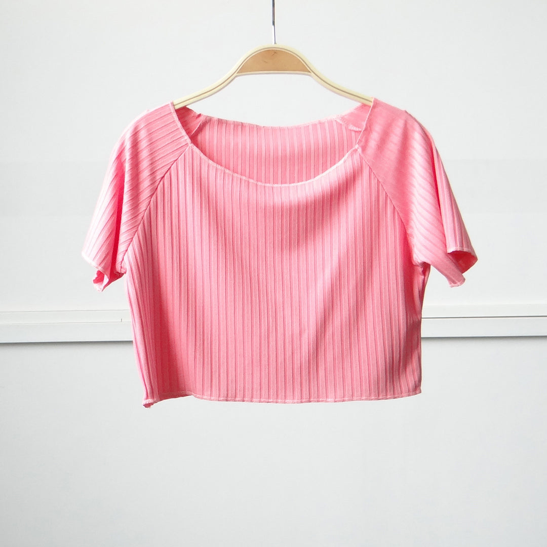 Dame moteriktig kortermet crop-top med stilfullt foldedesign Skjora