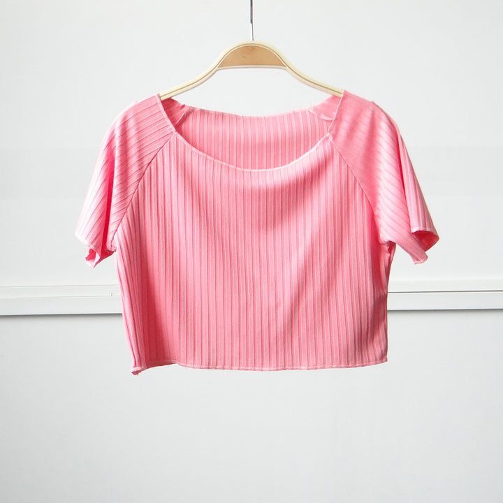 Dame moteriktig kortermet crop-top med stilfullt foldedesign Skjora