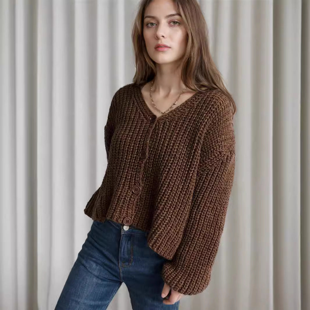 Kvinnenes kort cardigan med chunky strikkstruktur og store knapper Skjora