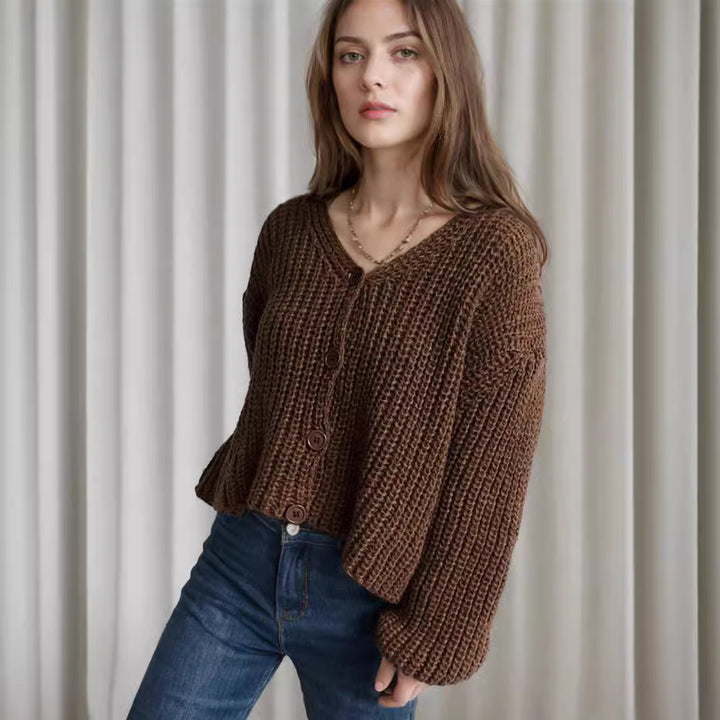 Kvinnenes kort cardigan med chunky strikkstruktur og store knapper Skjora