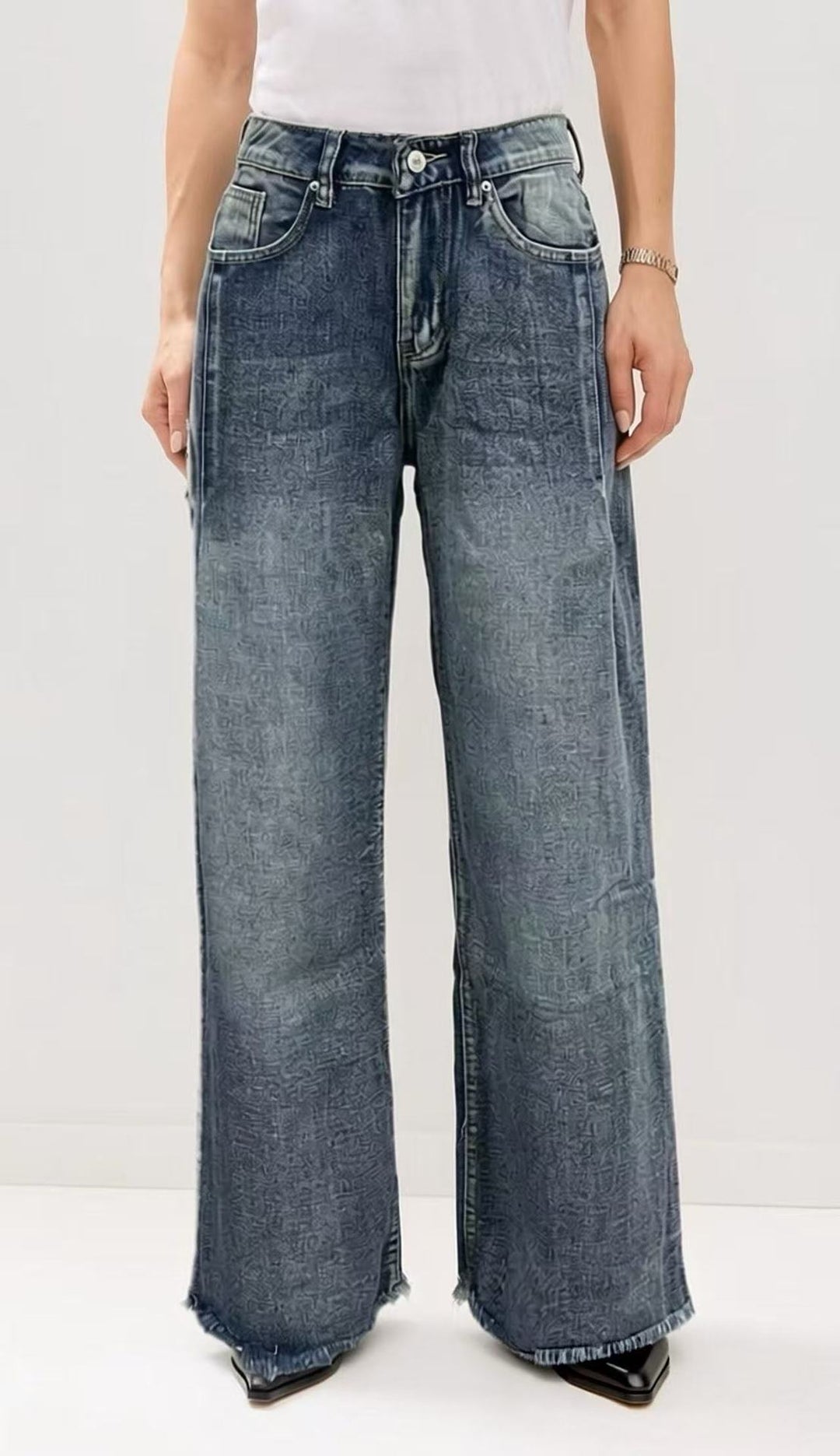 Dame vidde denim-jeans med kreativt mønster og frynset kant Skjora