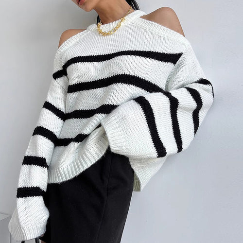Kvinnenes oversized genser med åpen skulderdesign og stripemønster Skjora