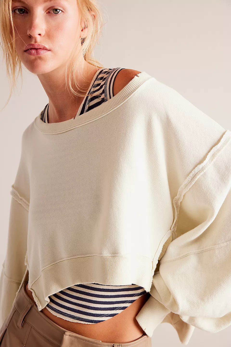 Damer casual avkortet sweatshirt med brede ermer og forseggjorte hemfinsher Skjora