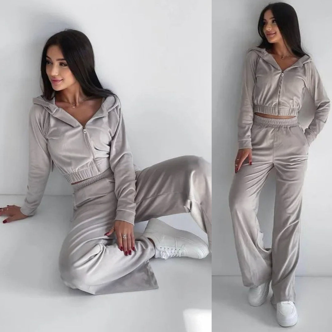 Kvinnelig sporty sett laget av myk fleece med cropped jakke og høye bukser Skjora