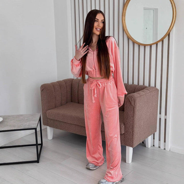 Kvinnelig elegant velour lounge-sett med cropped jakke og vid passform Skjora