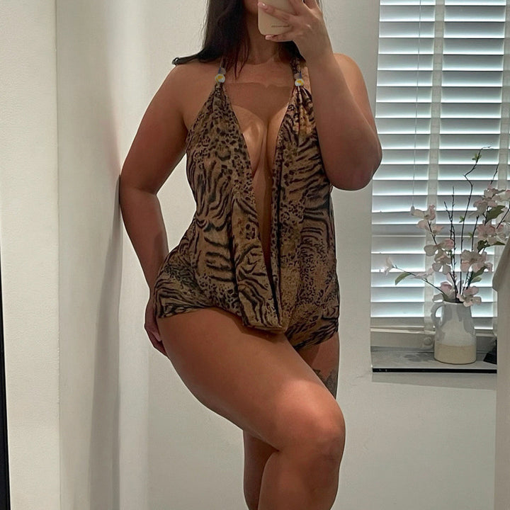 Dame elegant jumpsuit med dyp V-utskjæring og leken dyreprint Skjora