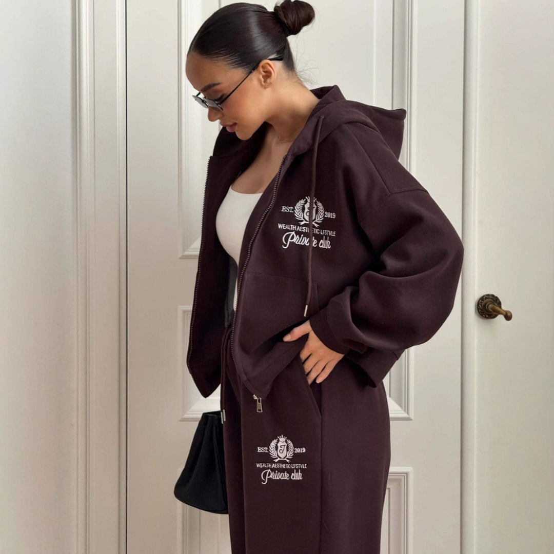 Dame avslappet sportsett med cropped hettejakke og brede joggebukser Skjora