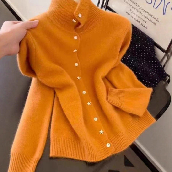 Kvinnenes elegante cardigan med høy krage og stjernemønstret detaljer Skjora