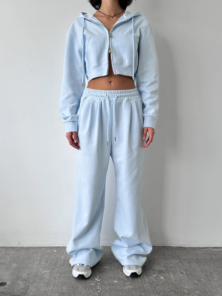Kvinnens cropped hettegenser og løse joggebukser i minimalistisk design