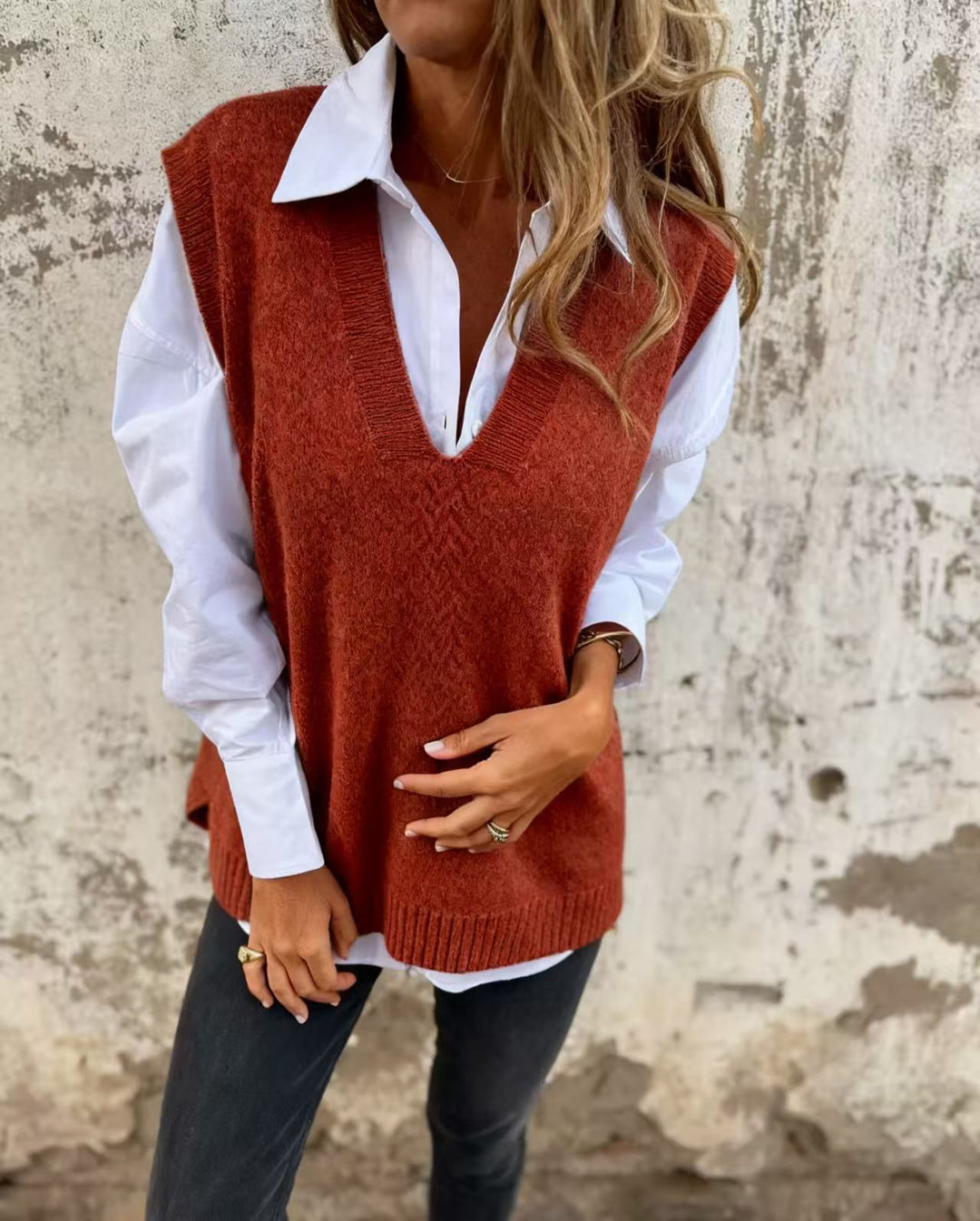 Damer elegant strikket vest med V-hals og fine ribbedetaljer Skjora