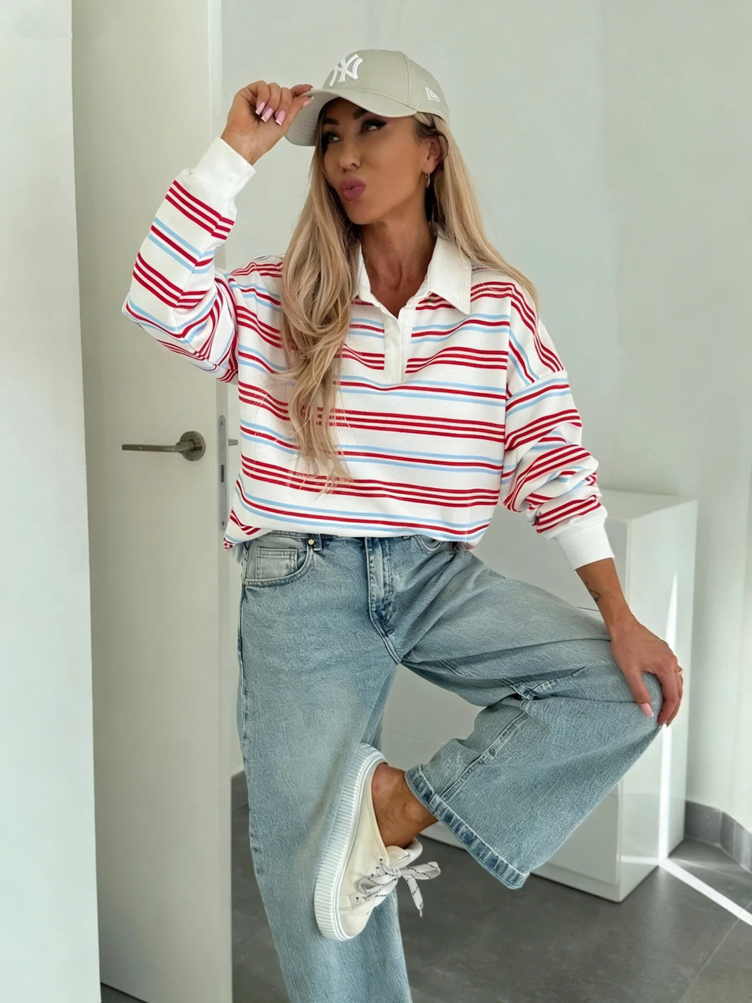 Kvinnenes stripete polo sweatshirt med kontrastkrage og oversized passform Skjora