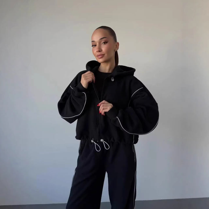 Kvinnenes avslappede hettegensers joggedrakt med løse bukser og side stripe Skjora