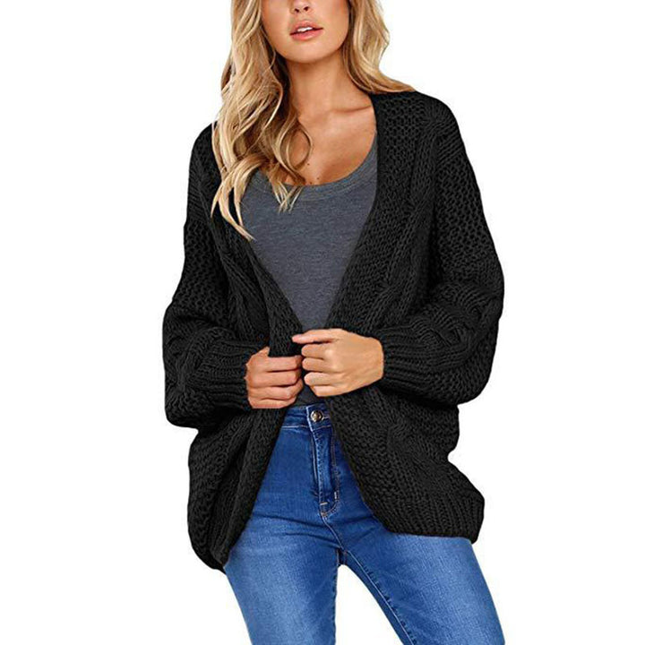 Kvinnelig chunky strikket cardigan med elegant kabelmønster og løs passform Skjora